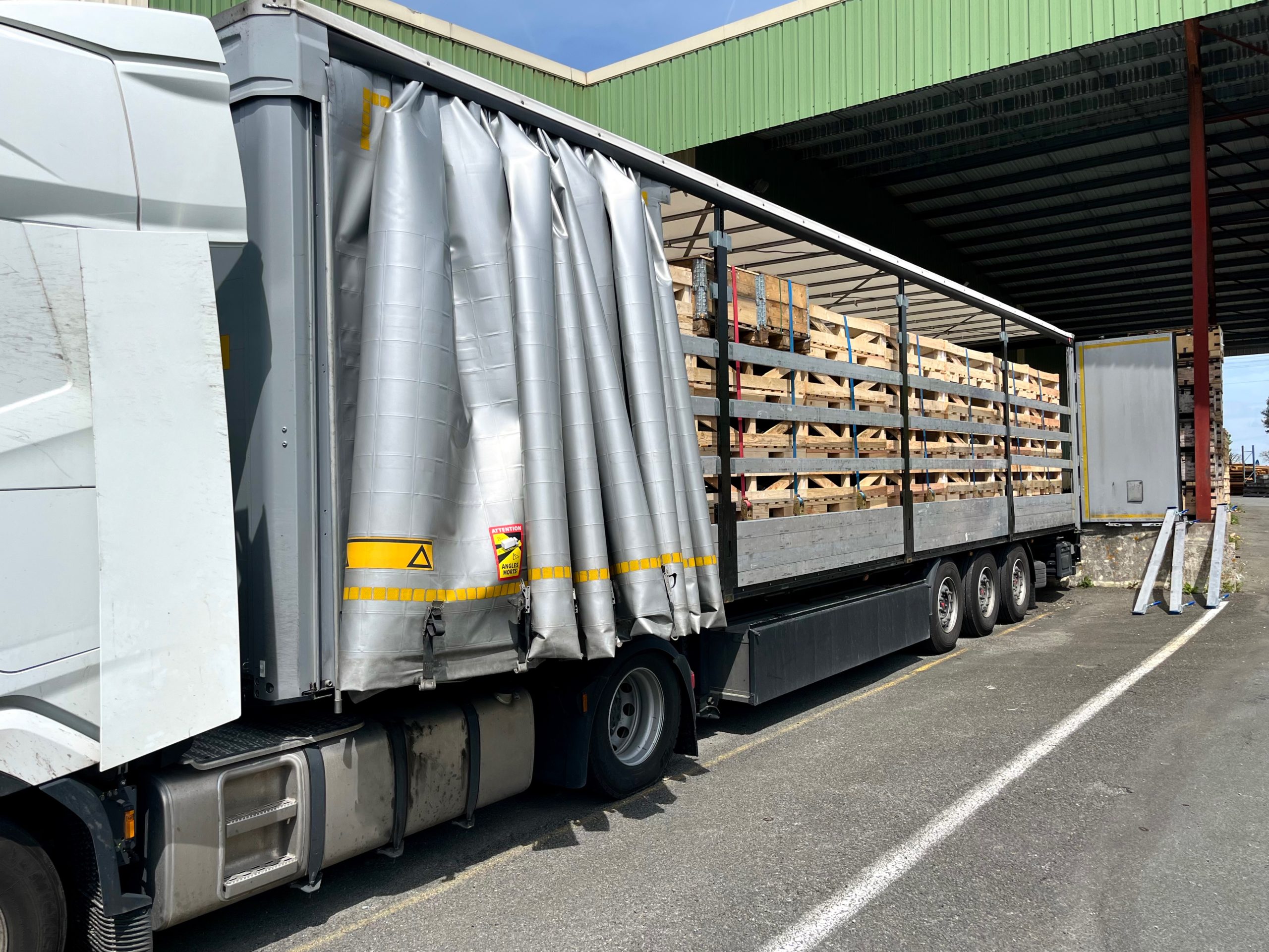 transportation-car-parts-wooden-boxes-semitrailer-truck transportation-car-parts-wooden-boxes-semitrailer-truck